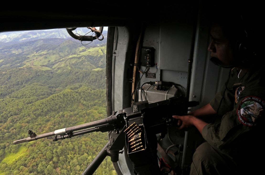 Un helicóptero de la Fuerza Aérea Mexicana vuela sobre cultivos de marihuana en el centro-sur de México en agosto de 2013.