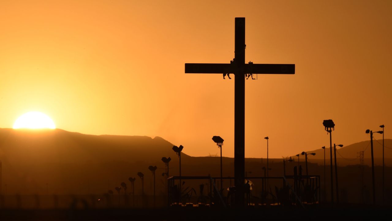 View of a stage in Ciudad Juarez, Chihuahua state, Mexico, near the US border, where Pope Francis prayed on February 17, 2016. Throngs gathered at Mexico's border with the United States on Wednesday for a huge mass with Pope Francis highlighting the plight of migrants -- a hot-button issue on the US presidential campaign trail.  AFP PHOTO/ Yuri CORTEZ / AFP / YURI CORTEZ