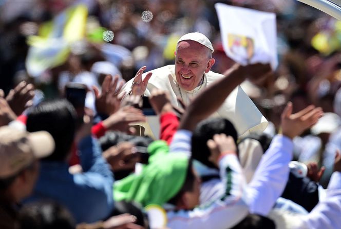 Francisco saluda desde el papamóvil en San Cristóbal de Las Casas, el 15 de febrero de 2016. Miles de indígenas mexicanos acudieron el lunes a una misa al aire libre en Chiapas que se ofició en tres idiomas nativos.