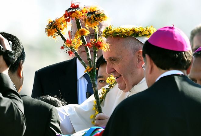 Francisco es recibido en el aeropuerto de Tuxtla Gutiérrez, antes de dirigirse a San Cristóbal de Las Casas para celebrar la misa con los representantes de las comunidades indígenas de Chiapas, el 15 de febrero de 2016. Francisco viajó a México para un viaje que abarca, entre otras cosas, dos de los temas que definen su papado: la construcción de puentes y su preocupación por los inmigrantes que buscan una vida mejor.