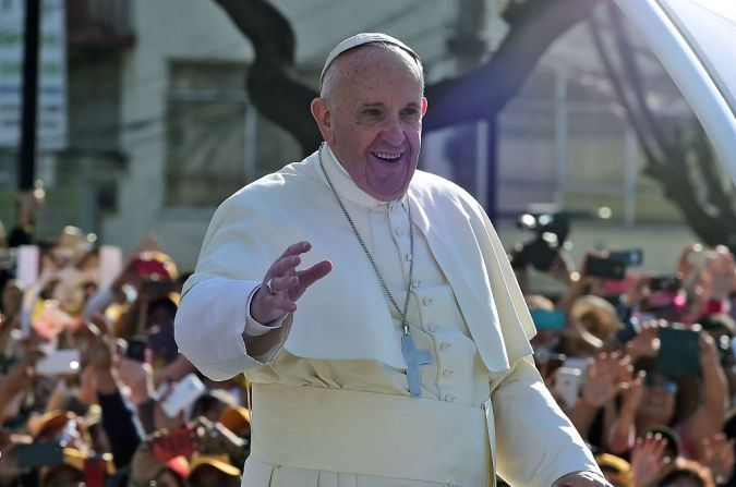 Francisco saluda a la multitud desde el papamóvil en su camino a la Basílica de Guadalupe en la Ciudad de México, el 13 de febrero de 2016.