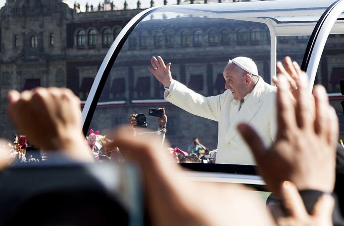 Francisco saluda desde el papamóvil en su camino a la catedral, en Ciudad de México el 13 de febrero de 2016. Francisco se convirtió en el primer papa en visitar el Palacio Nacional de México para reunirse con el presidente Enrique Peña Nieto.