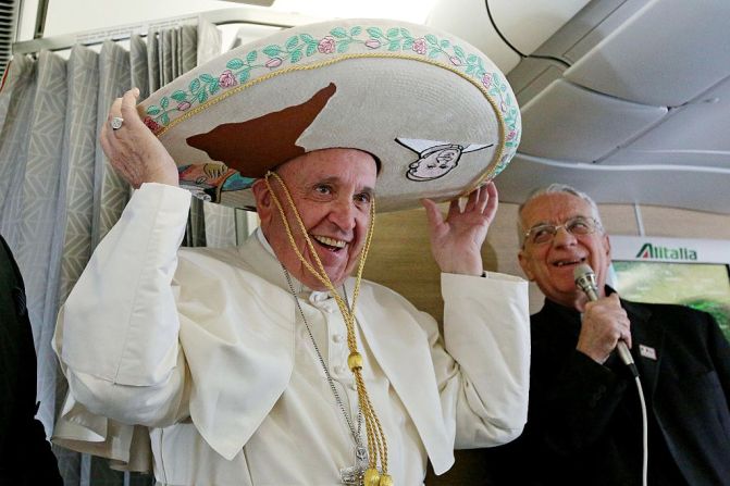 Francisco lleva un sombrero tradicional mexicano que recibió como un regalo de parte de un periodista mexicano el 12 de febrero de 2016, a bordo del avión a La Habana. Francisco se dirigió a Cuba el viernes antes de embarcarse en una gira por México.