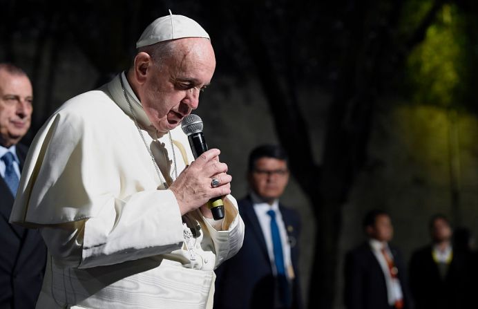 Francisco reza a su llegada a la Ciudad de México el 12 de febrero de 2016. Fieles católicos acudieron en masa a las calles de la Ciudad de México para recibir a Francisco el viernes después de que el Pontífice celebró una reunión histórica con el jefe de la iglesia ortodoxa rusa en Cuba.