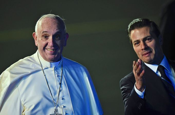 Francisco sorprendido, en compañía del presidente de México Enrique Peña Nieto, a su llegada al aeropuerto internacional Benito Juárez, junto a la primera dama Angélica Rivera en la Ciudad de México el 12 de febrero Francisco 2016. Fieles católicos acudieron en masa a las calles de la Ciudad de México para recibir a Francisco, después de que el pontífice celebró una reunión histórica con el jefe de la iglesia ortodoxa rusa en Cuba.