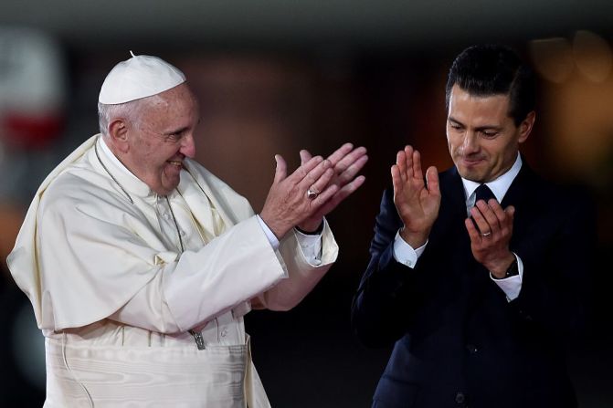 Francisco y el presidente de México Enrique Peña Nieto aplauden una actuación en el aeropuerto internacional Benito Juárez de la Ciudad de México, el 12 de febrero de 2016. Fieles católicos acudieron en masa a las calles de la Ciudad de México para recibir a Francisco el viernes después de que el pontífice celebró un histórico encuentro con el jefe de la iglesia ortodoxa rusa en Cuba.