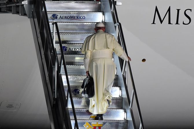 El papa Francisco aborda el avión en Ciudad Juárez camino a Roma.