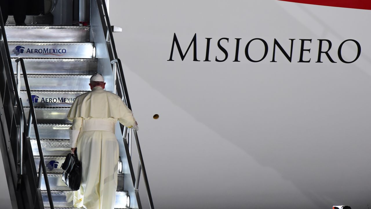 Pope Francis boards a plane for Rome at the airport in Ciudad Juarez, Chihuahua state, Mexico, on February 17, 2016. Throngs gathered at Mexico's border with the United States on Wednesday for a huge mass with Pope Francis highlighting the plight of migrants -- a hot-button issue on the US presidential campaign trail.  AFP PHOTO/ RONALDO SCHEMIDT / AFP / RONALDO SCHEMIDT