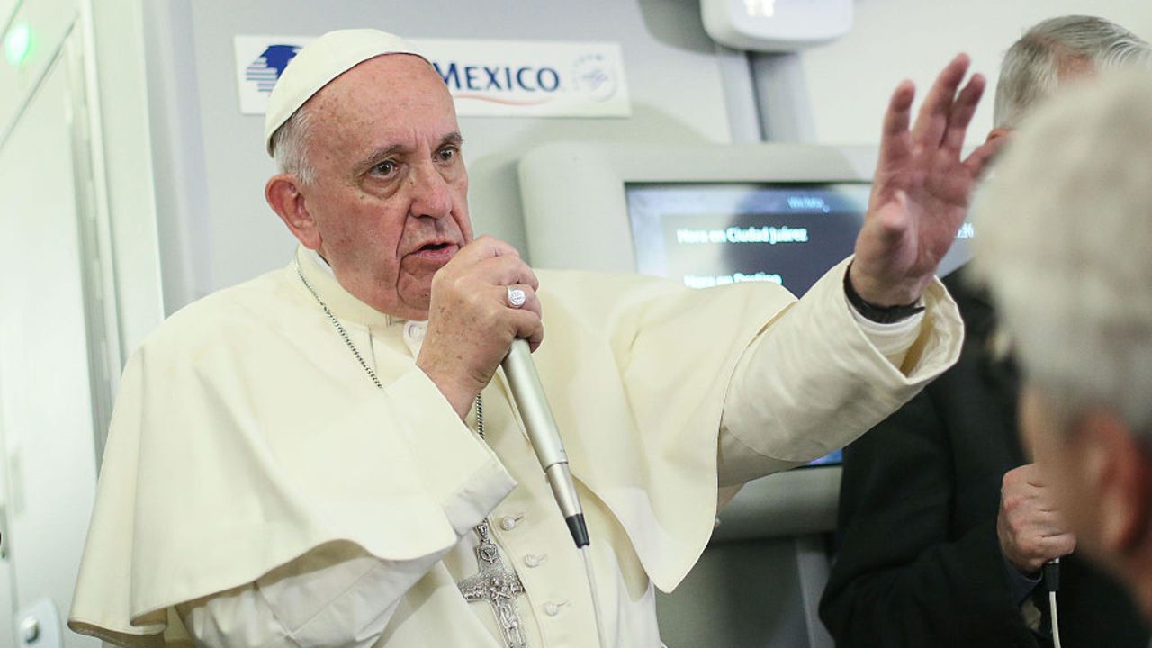 CNNE 258799 - vatican-pope-plane-medias-mexico