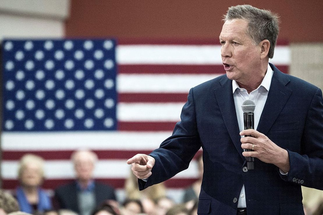 El ex aspirante  republicano a la presidencia, John Kasich —también gobernador de Ohio— durante un evento de campaña en Fairfax, Virginia, el 22 de febrero de 2016.