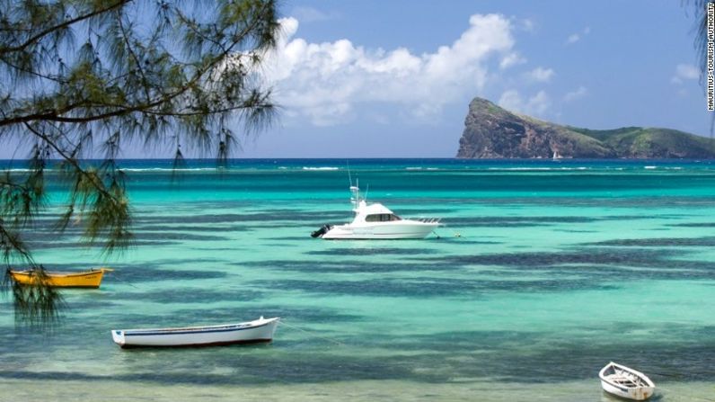 La isla Mauricio, en el Océano Índico, es conocida por sus imponentes playas, las cuales la han convertido en un destino popular para el turismo.