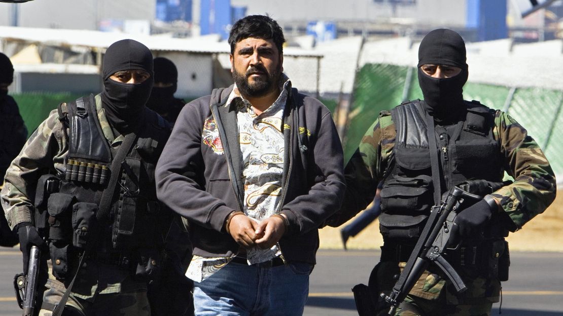 Alfredo Beltrán Leyva, escoltado por fuerzas mexicanas luego de su detención en 2008 en Culiacán.