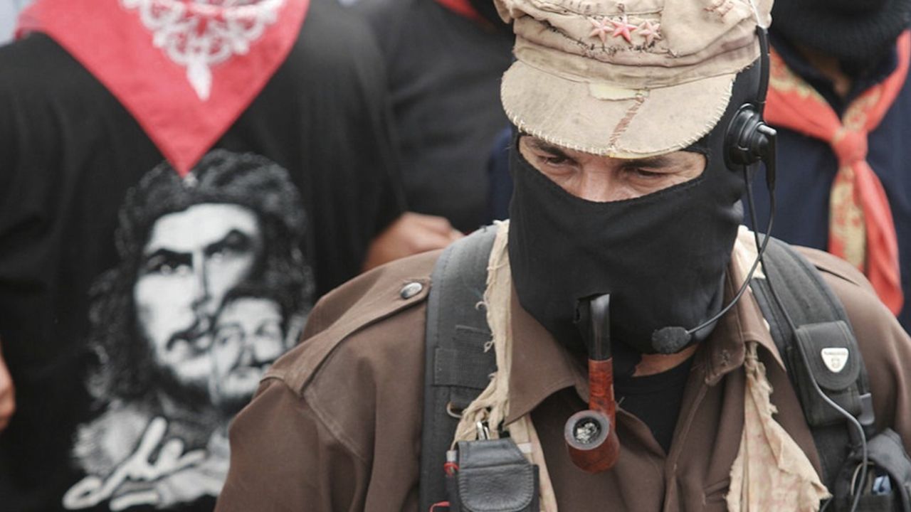 El subcomandante Marcos, con su pasamontañas negro, su gorra y su pipa, es el emblema del Ejército Zapatista de Liberación Nacional (SUSANA GONZALEZ/AFP/Getty Images).