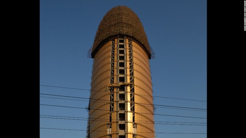 Arquitectura china: ¿espectacular o extraña? – Los residentes de Beijing se burlaron de las oficinas centrales de The People's Daily mientras estaban en construcción. Una foto adulterada del fálico edificio, superpuesto bajo el edificio de los 'pantalones' de CCTV, se hizo viral en Internet antes de que los censores eliminaran las imágenes.