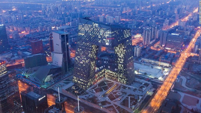 Las oficinas centrales de CCTV, ubicadas en Beijing, fueron diseñadas por OMA. Los lugareños le han puesto al edificio el apodo de "grandes pantalones", por el parecido que tiene con dichas prendas de vestir.