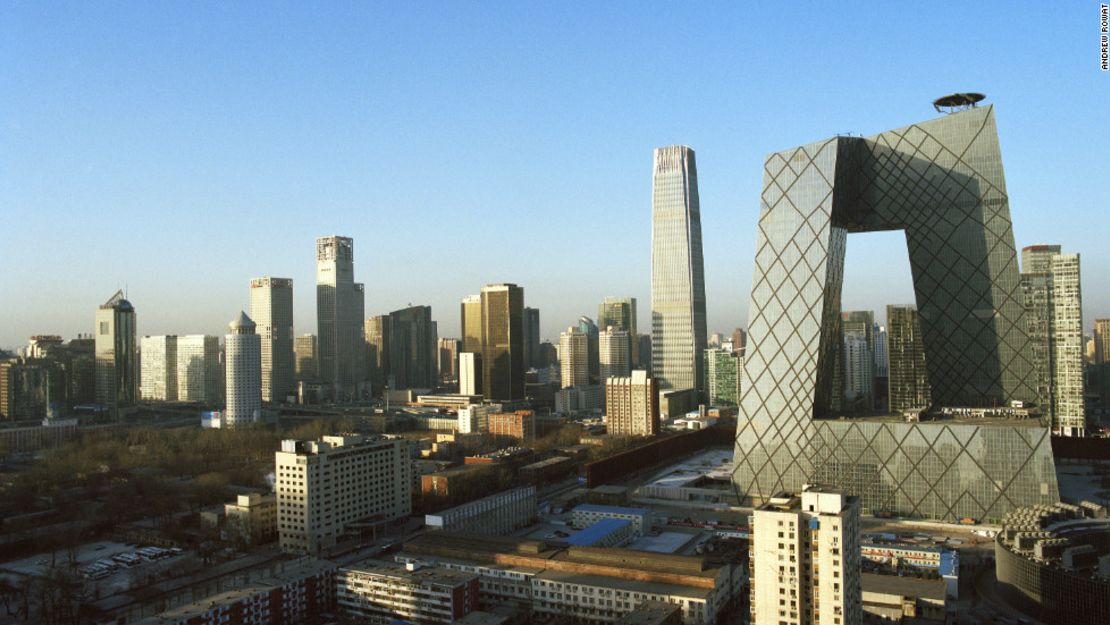 El edificio de CCTV en Beijing (a la derecha), diseñado por Rem Koolhaas.