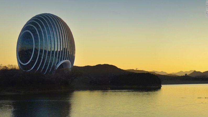 El Sunrise Kempinski Hotel en el lago Yanqi de Beijing tiene un puerto deportivo privado y está iluminado por luces LED hidroeléctricas.