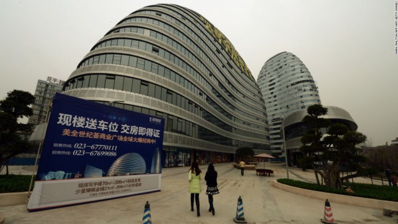 El estilo característico de Zaha Hadid ha sido imitado en otras provincias del país. Este edificio en el distrito Chongqin de la China tiene un sorprendente parecido al trabajo de un arquitecto.