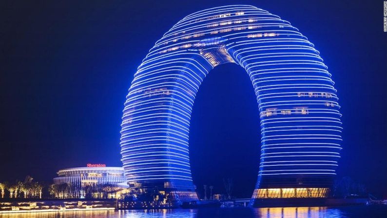 Una herradura podría ser un elemento de la suerte para algunos, y algo divertido para otros. El Sheraton de 1.500 millones de dólares en Huzhou, en la provincia de Zhejiang es famoso por su diseño inusual. El área también fue la ubicación de algunas escenas de la película "El tigre y el dragón", ganadora de un Óscar.