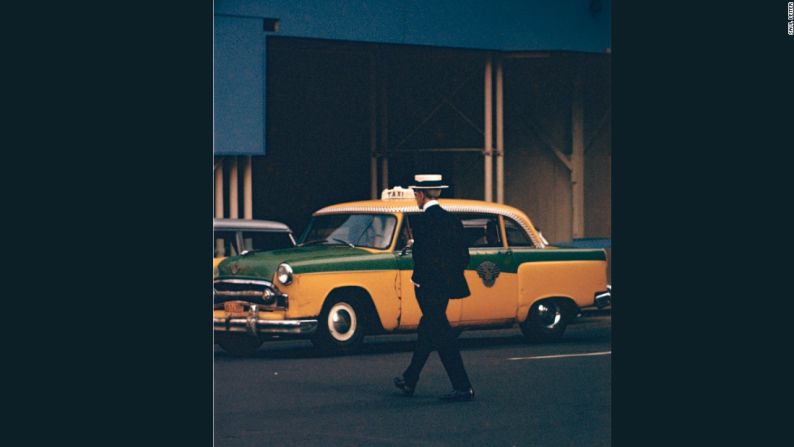 Straw Hat (1955) – Se trasladó a Nueva York para dedicarse a su carrera como pintor en 1946, pero pronto se enamoró del potencial creativo de la fotografía en la ciudad.