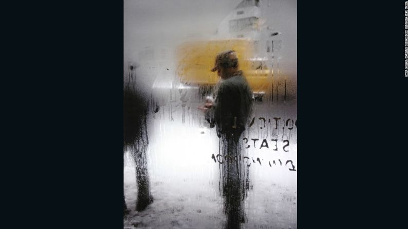 Snow (1960) – El fotógrafo estadounidense Saul Leiter es considerado como uno de los pioneros de la fotografía a color.