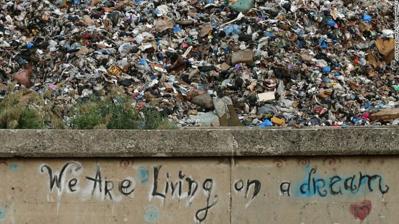 Un grafiti en Beirut dice: "Vivimos en un sueño". Foto del 17 de octubre de 2015