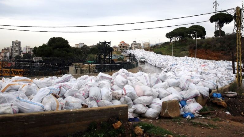 Una mirada del "río da basura" en Jdeideh, al norte de Beirut, el 4 de enero.