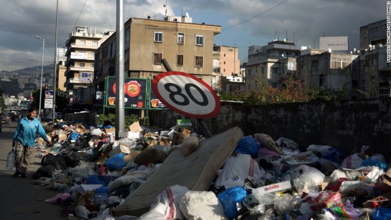 Una señal de tránsito en medio de la basura en una calle de Beirut el 15 de enero.