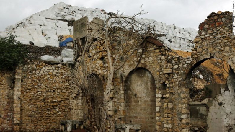 Una montaña de basura el 19 de enero detrás de una ruinas en el puerto de Beirut.