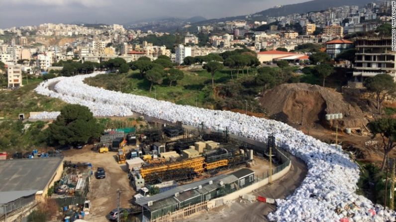 Lo que parece un río de bolsas de basura malolientes serpentea a través de los suburbios de Beirut. Foto del 24 de febrero