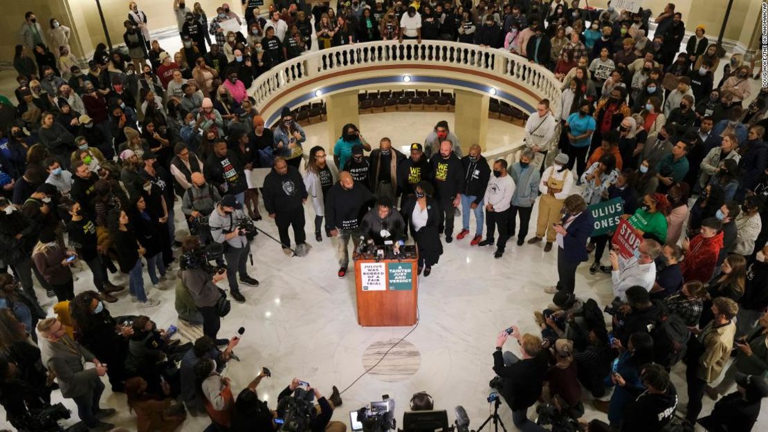 Madeline Davis-Jones y otros familiares y amigos hablan con los reporteros el miércoles en el Capitolio de Oklahoma City.