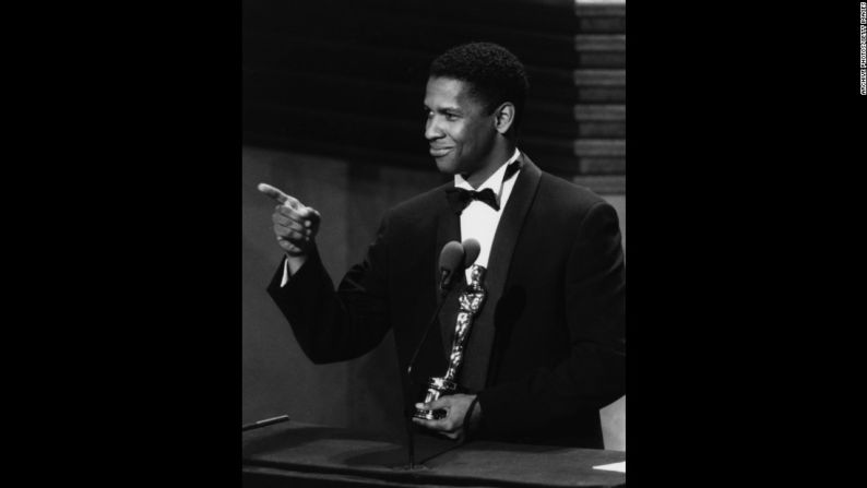 Denzel Washington durante su discurso de aceptación del Oscar al ‘Mejor Actor de Reparto’ por la película ‘Glory’ de 1990.