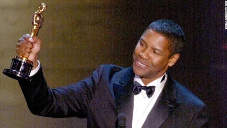 Denzel Washington se convirtió en el primer estadounidense negro en ganar dos premios de la Academia al ser galardonado en 2002 con un Oscar al ‘Mejor Actor’ por su papel en ‘Training Day’.