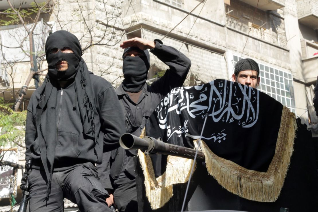 del grupo Frente al Nusra, filial de al Qaeda, desfilan pidiendo por el establecimiento de un Estado islámico en Siria, en Alepo en octubre de 2013.