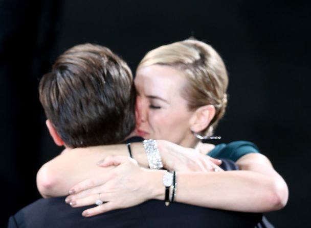 Winslet felicita a DiCaprio cuando ganó en los premios del Sindicato de Actores el 30 de enero de 2016.