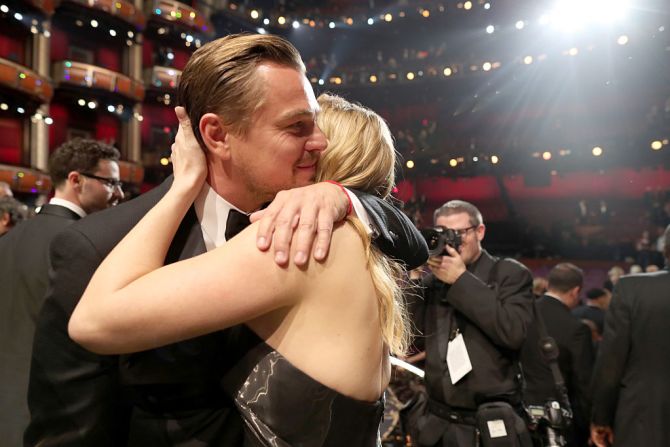 El abrazo de una celebración esperada: Kate Winslet felicita a DiCaprio por ganar el Oscar a mejor actor.
