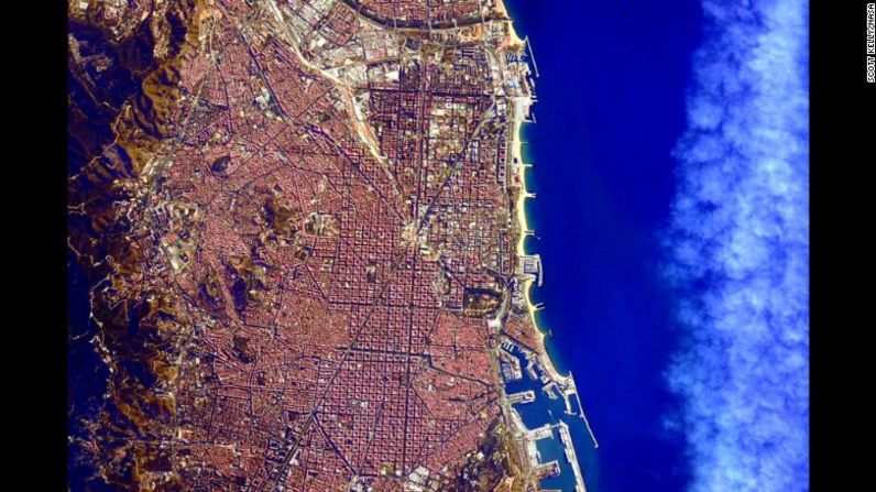 "¡Buenos días! Barcelona. España", escribió el astronauta en un mensaje que acompañaba esta foto.