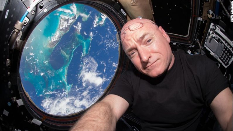 Selfie espacial. Scott Kelly desde la Estación Espacial Internacional.