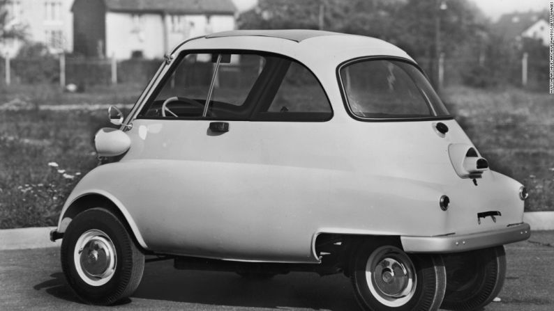 BMW Isetta 250 – Por Ermenegildo Preti, 1956. El Isetta personifica el elemento de diversión que tan a menudo es destacado en el diseño italiano, Especialmente, cuando ves la historia de la fabricación de automóviles, quería representar lo diferente que era el enfoque de Italia. El 'coche burbuja', como llegó a conocerse, realmente comunica eso.