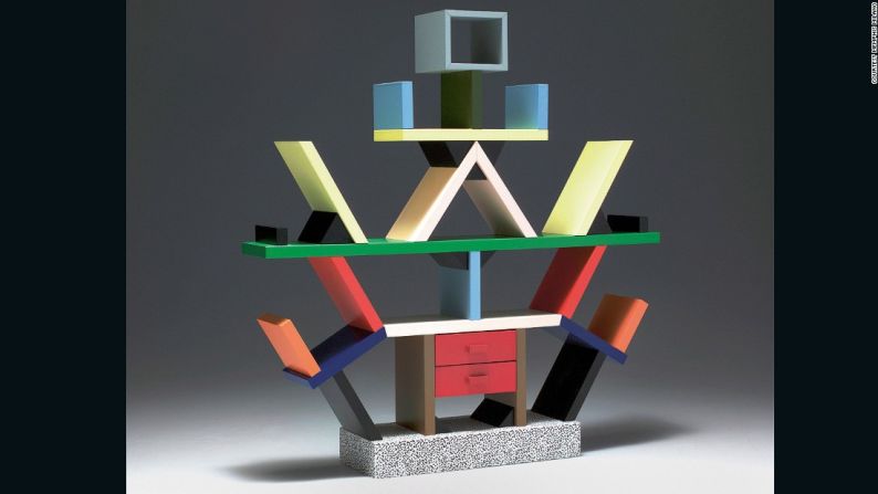 Carlton Shelving Unit (Unidad de estantería Carlton) – Por Ettore Sottsass para Memphis, 1981. Desde Italia a través de mediados de siglo hasta Estados Unidos, esta unidad de estantería que llama la atención personifica el diseño posmoderno y el estilo de Memphis, el diseño radical colectivo que Sottsass fundó en 1981.