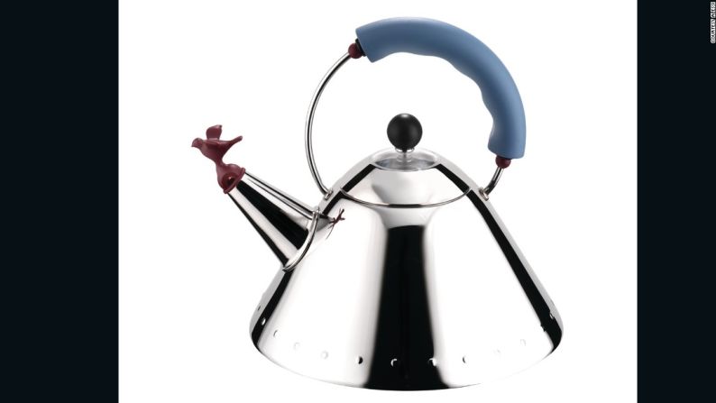 9093 Kettle (Tetera con un pájaro silbador) – Por Michael Graves para Alessi, 1985 – Si tomas la frase 'silba mientras trabajas' de manera bastante literal, el diseño de Alessi trajo diversión a la cocina y dio paso a un millar de imitaciones. Esta también generó una familia de accesorios relacionados por la marca.