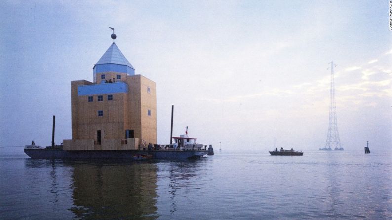 Teatro del Mondo, Venecia, 1979 – Este teatro flotante temporal, construido para la Bienal de Venecia por el arquitecto Aldo Rossi, anunció la llegada del posmodernismo en Venecia. Me gusta la idea de una armada o flotilla que se mueve para mostrar el nuevo camino. Esta fue una declaración fugaz pero influyente.