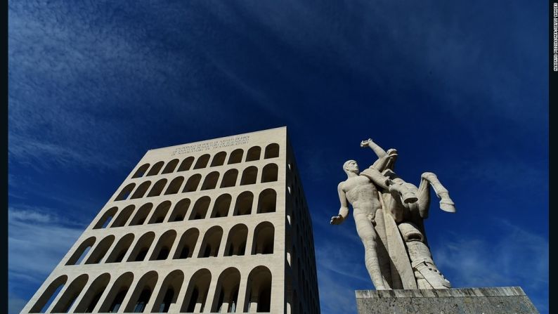 El Palazzo della Civiltà Italiana, Roma – Por Giovanni Guerrini, Ernesto Bruno Lapadula y Mario Romano en 1937. Aquí, de nuevo, la idea de la transformación en la arquitectura de Italia es interesante. Fue construido como parte de un complejo fascista bajo Benito Mussolini y recientemente fue reacondicionado como la sede de la marca italiana de lujo, Fendi, y su taller de pieles. La marca ha recibido una gran cantidad de publicidad negativa por el movimiento.