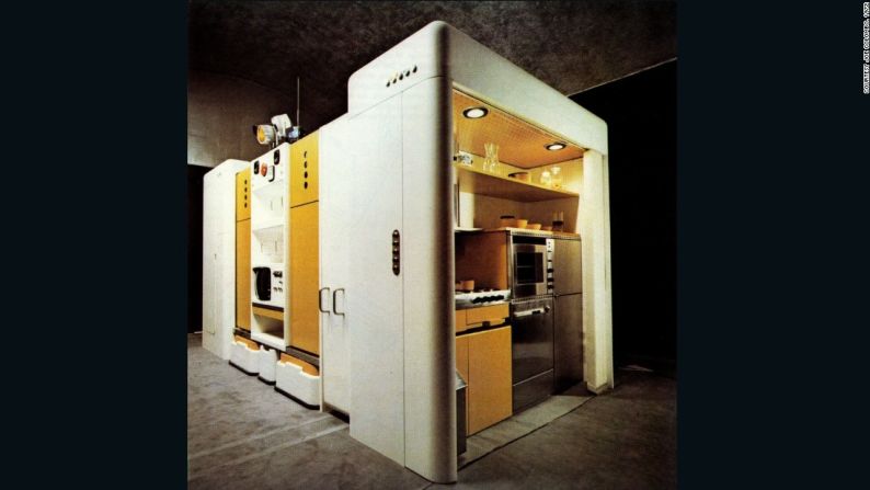 Total Furnishing Uni (Amueblado total Uni) – Por Joe Colombo, 1971. Esto fue visto como el canto del cisne del diseñador industrial Cesare "Joe" Colombo, puesto que él murió poco después de crearlo. Esta es una realización de la idea modernista de Le Corbusier de una 'máquina para vivir', con la intención de satisfacer todas las necesidades domésticas en una unidad compacta.