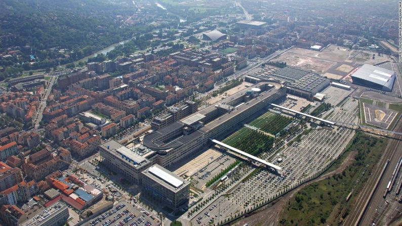 Fábrica de automóviles Fiat Lingotto, Turín – Construida en la década de 1920, con una pista de pruebas en el techo, este edificio inusual fue reacondicionado como un hotel por Renzo Piano en 1985. Esto es interesante debido a su transformación de edificio industrial a un espacio de ocio. Ha habido mucha discusión sobre cuánta utilidad tenía en realidad la pista y, sin embargo, la conservaron.