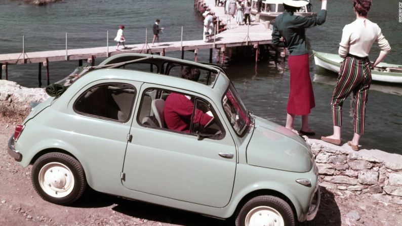 Fiat 500 – Diseñado por Dante Giacosa, 1957 (hasta 1975). Desde principios de la década de 1900, Fiat ha dominado el mercado italiano de automóviles. El Fiat 500 es interesante, ya que fue diseñado deliberadamente como un auto con un precio razonable... una respuesta al Escarabajo de Volkswagen. El diseño accesible e igualitario dio lugar a una enorme sección transversal de la sociedad italiana que conducía un Fiat 500.