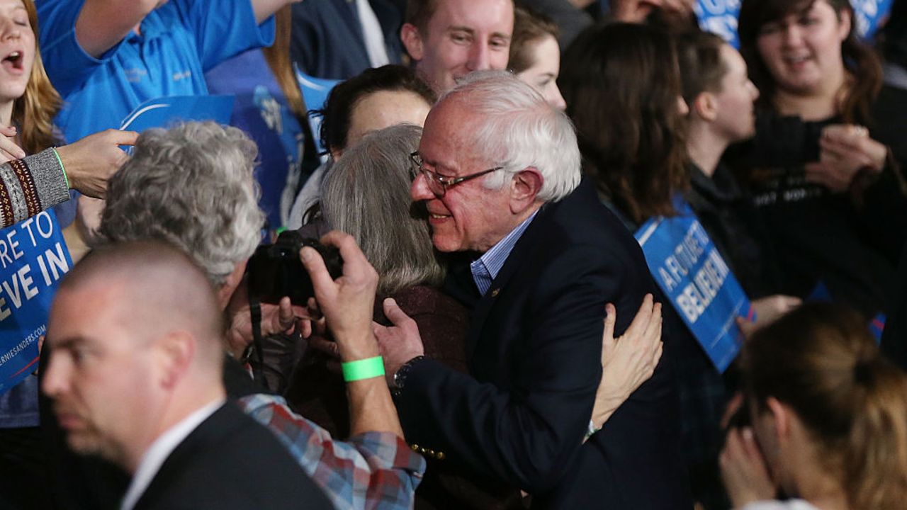 El candidato presidencial demócrata Bernie Sanders saluda a sus partidarios después de una victoria en el estado de Vermont, el supermartes. (Foto: Spencer Platt/Getty Images).