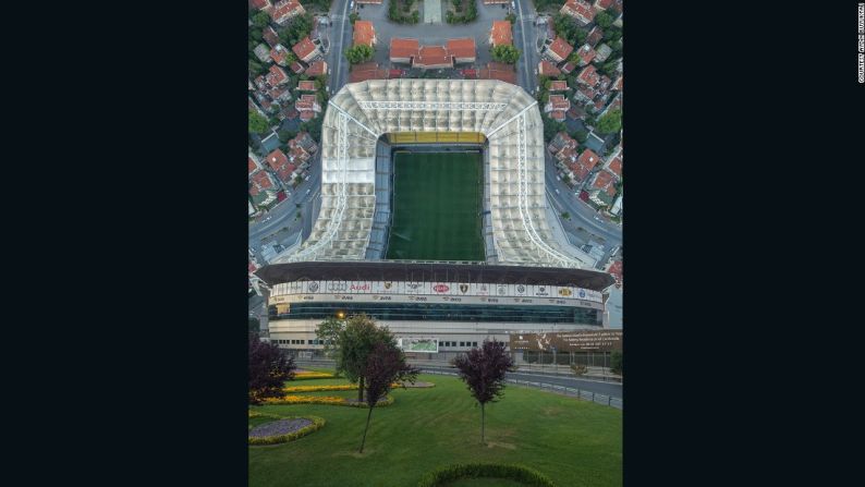 ¿Cómo jugar fútbol en un estadio así?