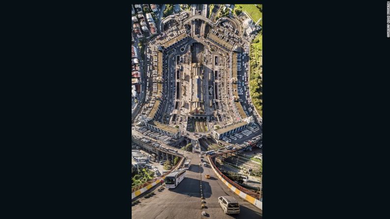 En esta imagen, una estación de bus parece de otro planeta.