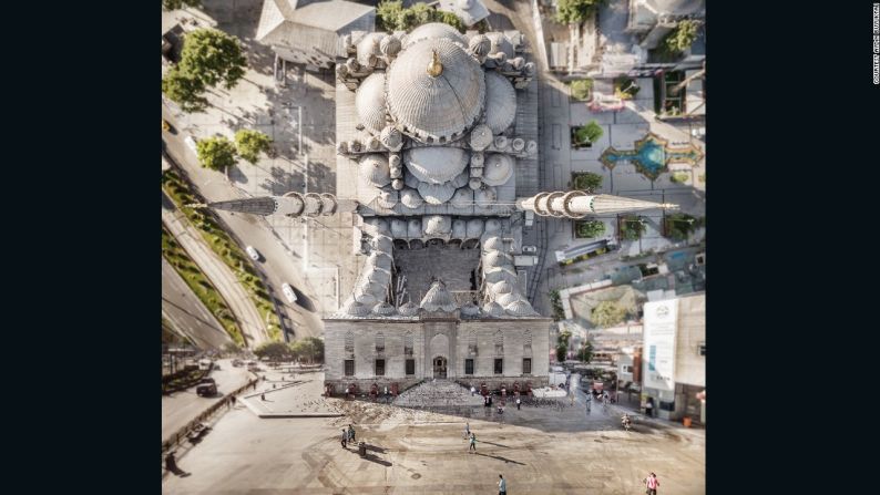 El artista turco usó un drone para tomar las imágenes y luego las modificó en Photoshop